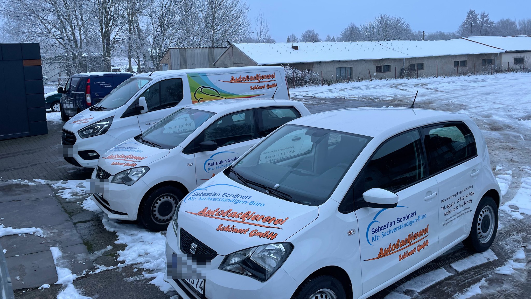 Ersatzwagen der Autolackiererei Schönert vor der Werkstatt
