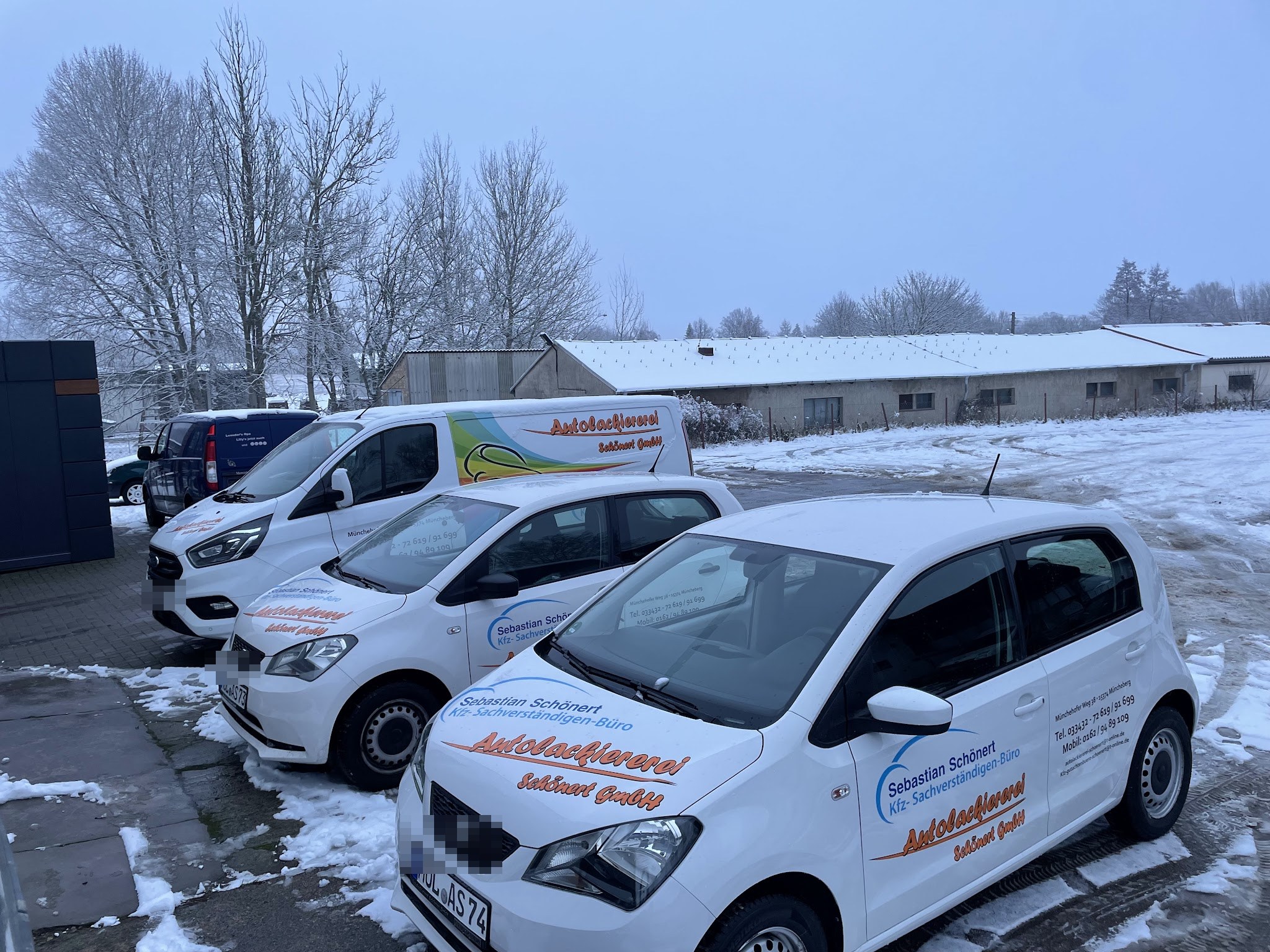 Beschrifteter Fuhrpark der Autolackiererei Schönert auf dem Betriebshof