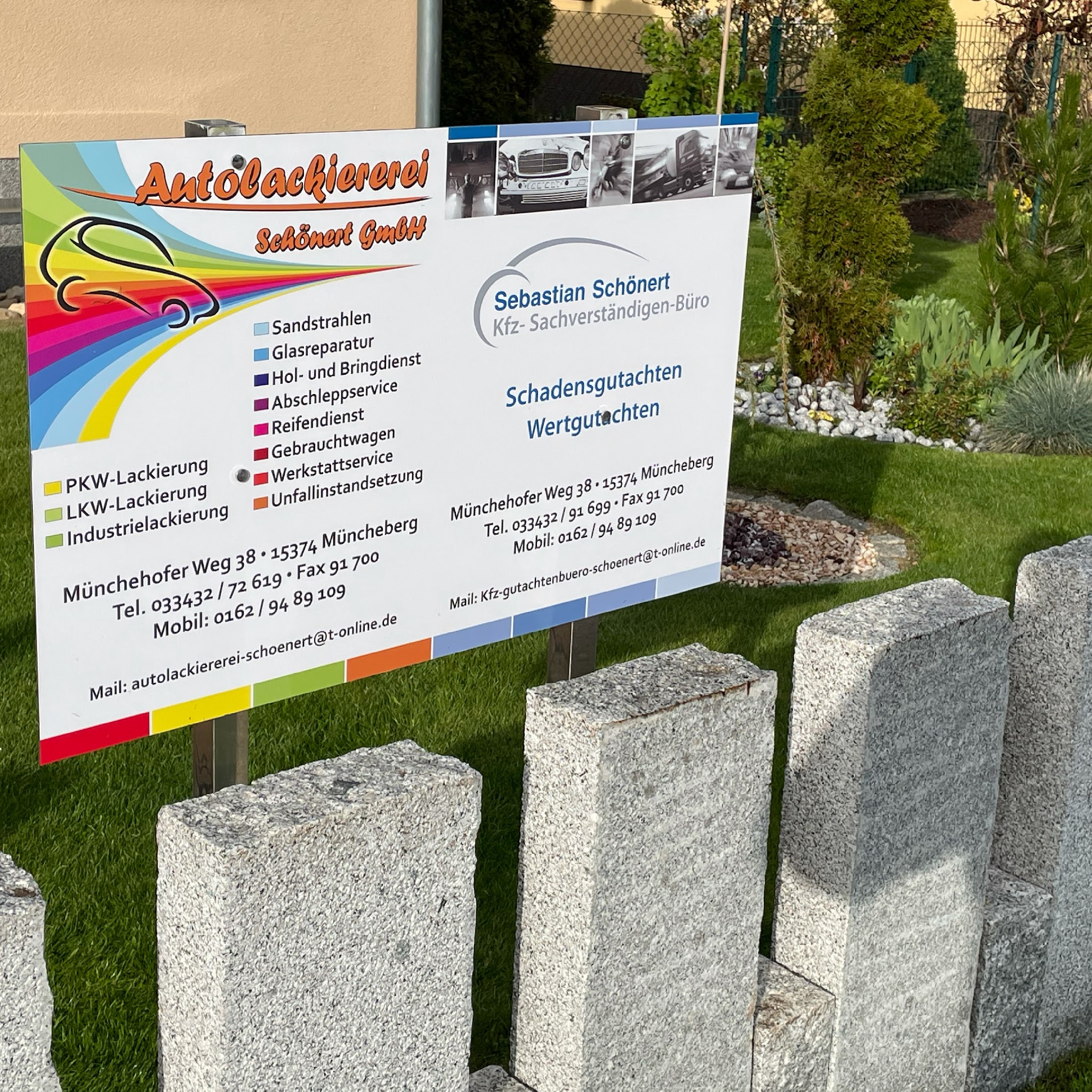Grosses Firmenschild mit der vollständigen Leistungsübersicht