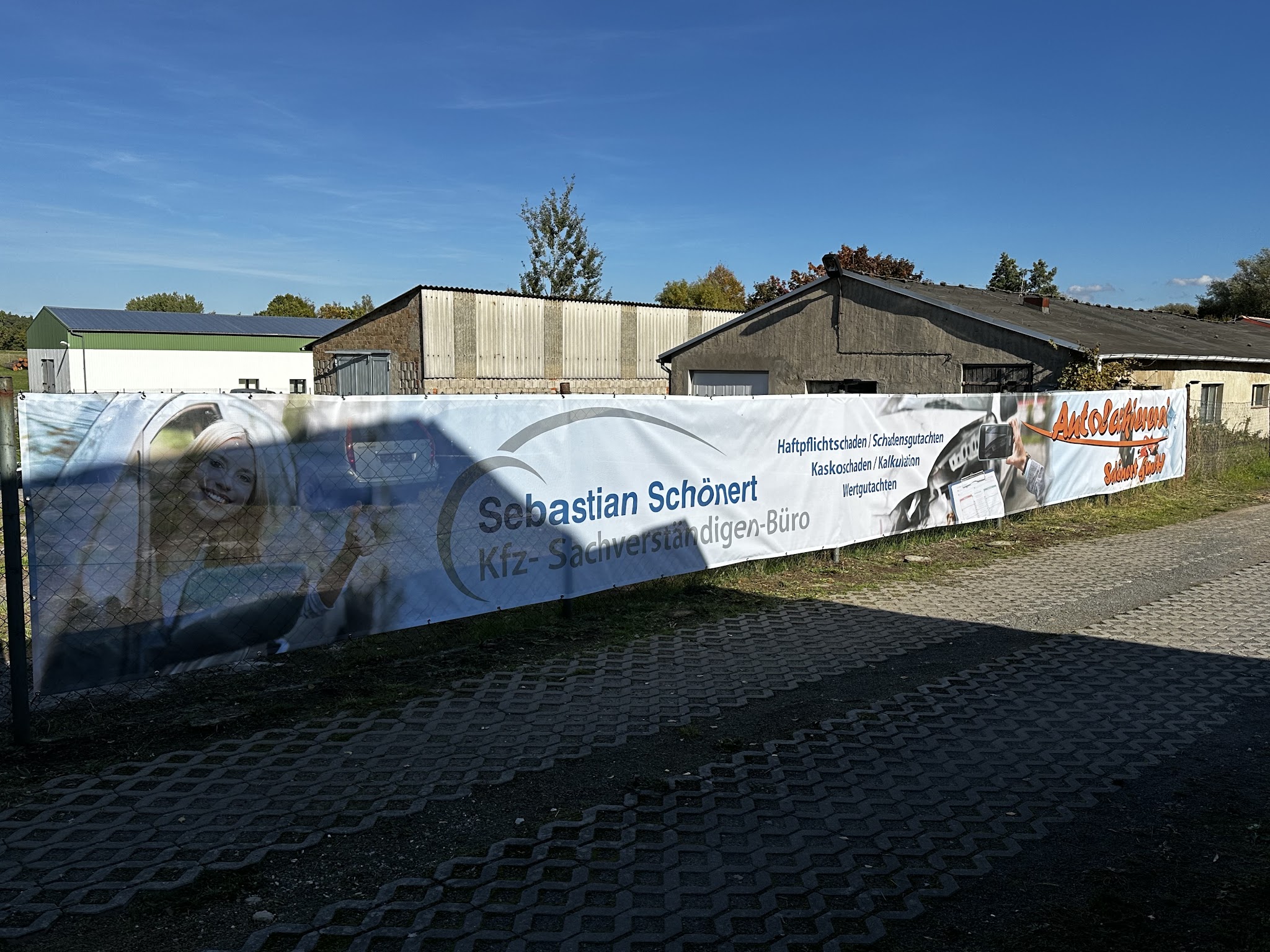 Banner des Kfz-Sachverständigen-Büros Sebastian Schönert am Betriebsgelände