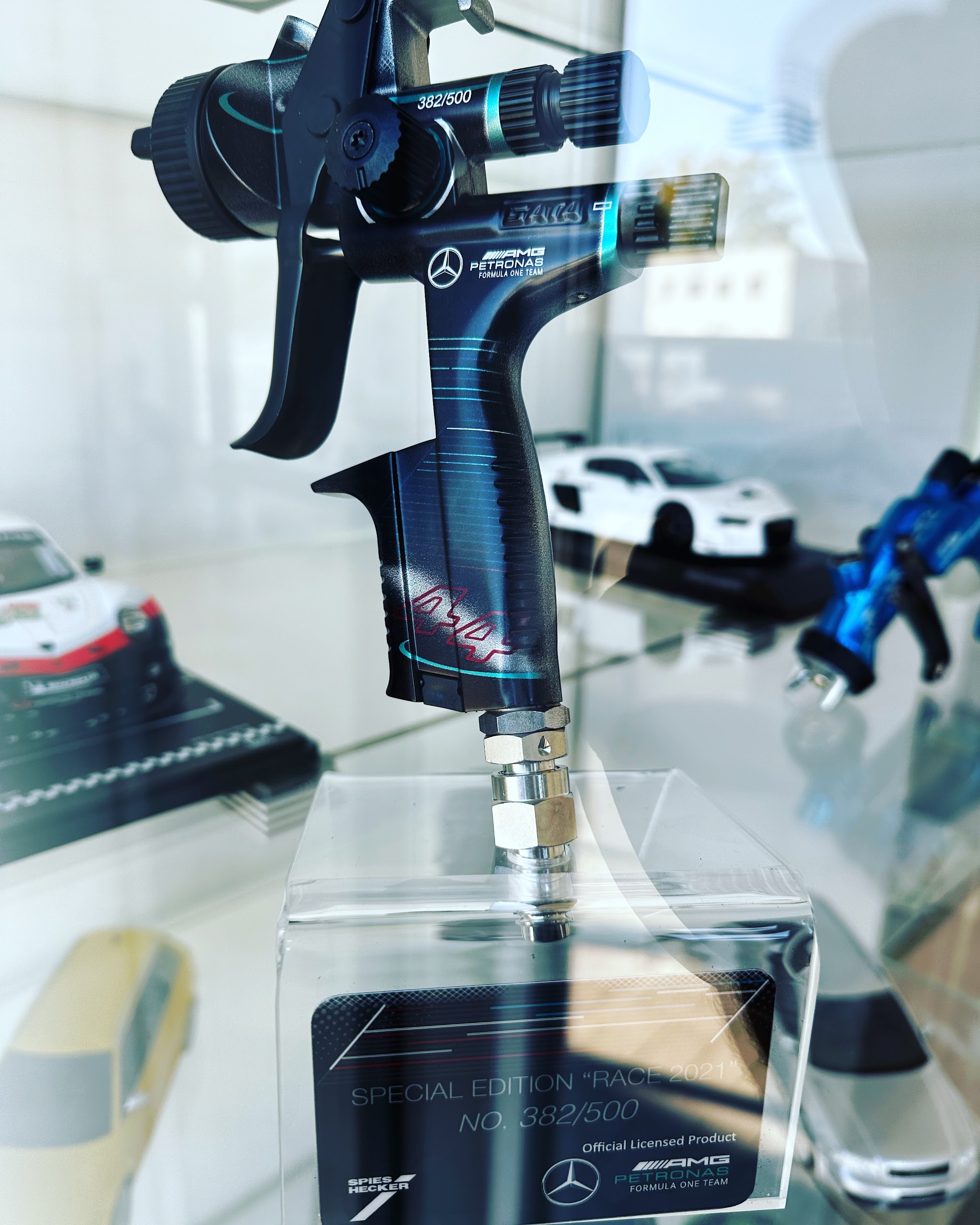 Lackierpistole Special Edition Race 2021 in der Vitrine der Autolackiererei Schönert